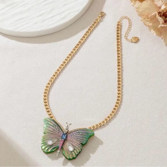 💚 Betsey Johnson stunning & sparkling butterfly pendant necklace 💚 - Picture 3 of 7